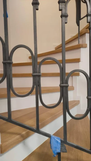 Dzięki systemowi odsysania pyłu bezpośrednio przy maszynie, renowacja schodów odbywa się bez zanieczyszczania klatki schodowej i przyległych pomieszczeń. Możesz odnowić schody, nie martwiąc się o pył osiadający na ścianach czy suficie.