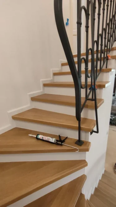 Schody to najbardziej eksploatowany element domu, wymagający znacznie większej dokładności niż płaska podłoga. Używamy specjalistycznych szlifierek krawędziowych, które docierają do każdego narożnika i policzka schodów, eliminując stare powłoki bez uszkadzania struktury drewna.