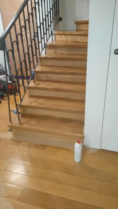 Stosujemy lakiery o najwyższej klasie ścieralności (HD) oraz oleje twarde, które nie tylko podkreślają usłojenie, ale przede wszystkim zapewniają bezpieczeństwo domowników, tworząc powłokę odporną na uderzenia i domową chemię.